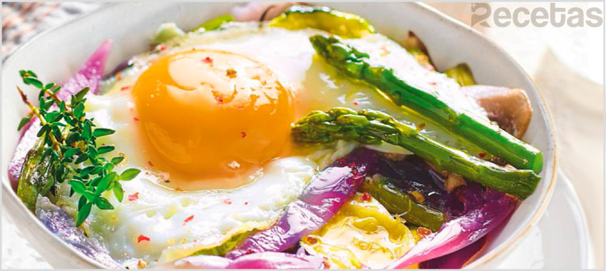 Huevos al plato con espárragos y cebolla